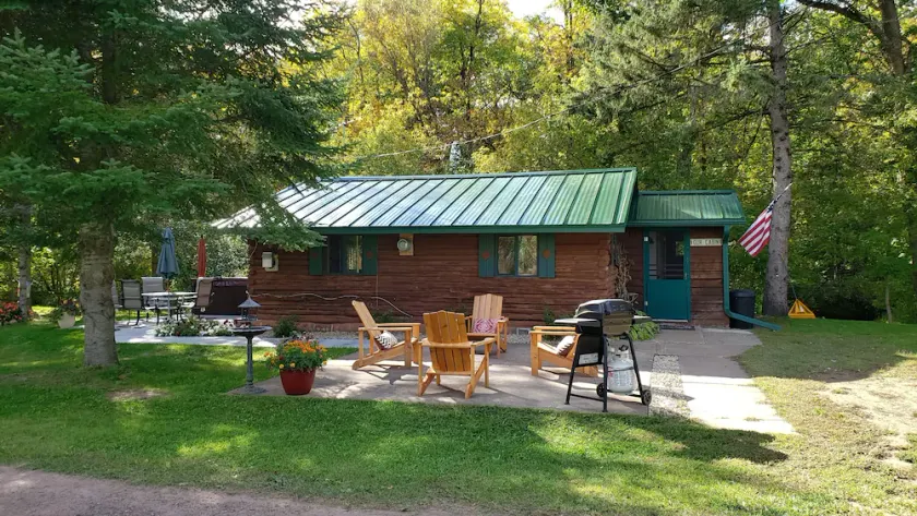 Cabine confortable sur la rive de Bear Creek avec un bain à remous pour se détendre! - Image 1