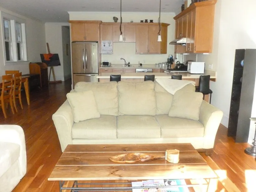 Spacious and beautiful flat - Image 1