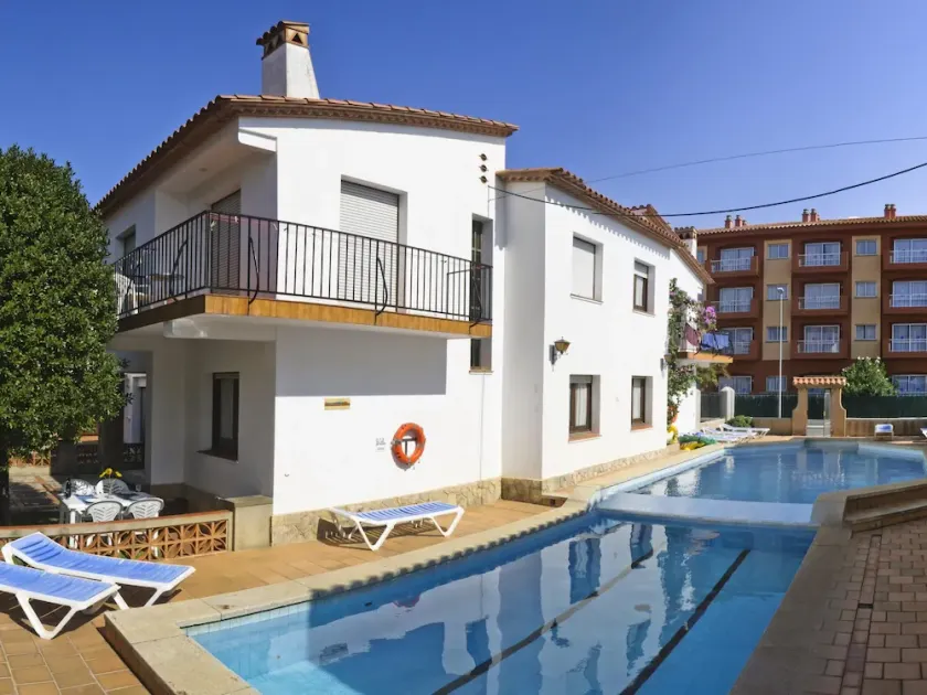 APCOSTAS Villa Piscis / Three Bedrooms - Image 1