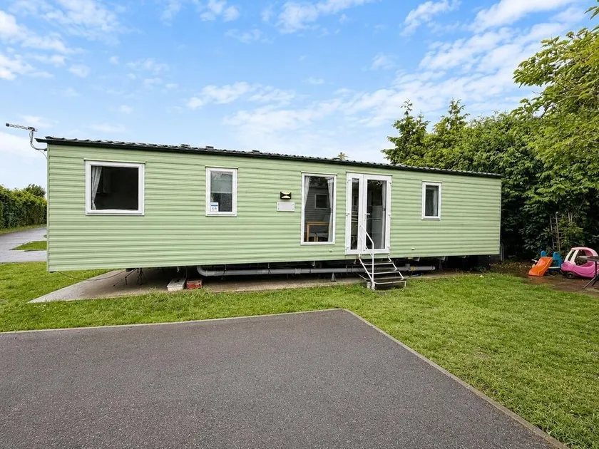 Cosy Dog Friendly Caravan, Near To Great Yarmouth In Norfolk Ref 10029Rp - Image 1