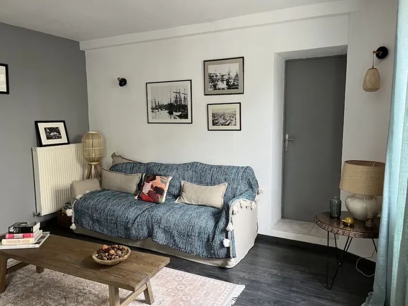Walking distance to beach and shops, family home with fully enclosed garden. - Image 1