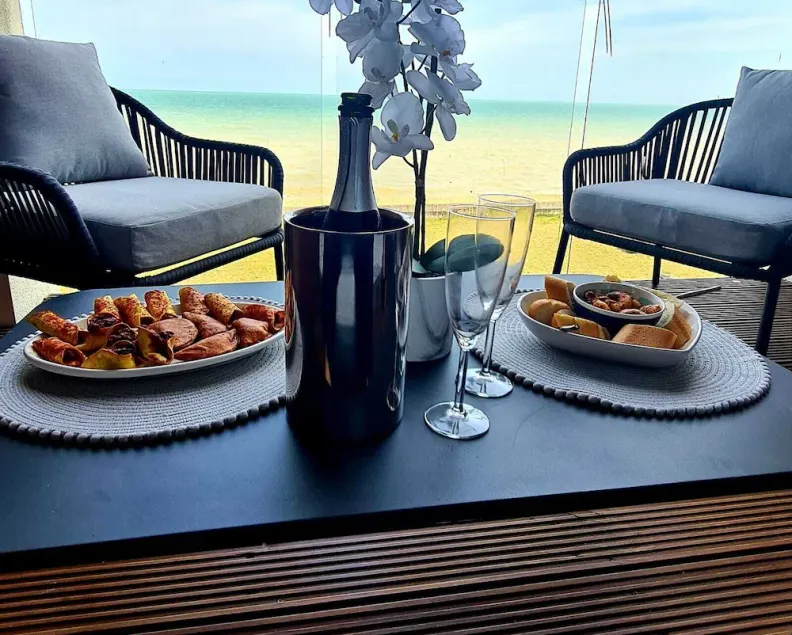 Beautiful Seafront Home with Amazing Views! - Image 1