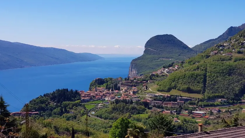 Casa Palanca 2 balcony lake view By Garda Domus Mea - Image 1