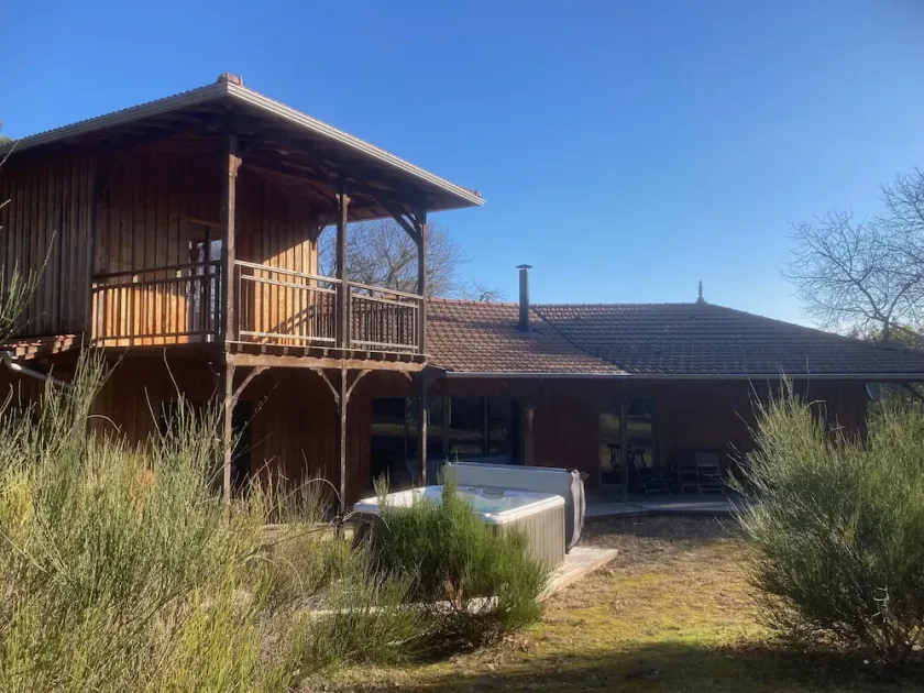 Wooden villa in the heart of nature + heated pool + spa + ocean pools in Soulac - Image 1