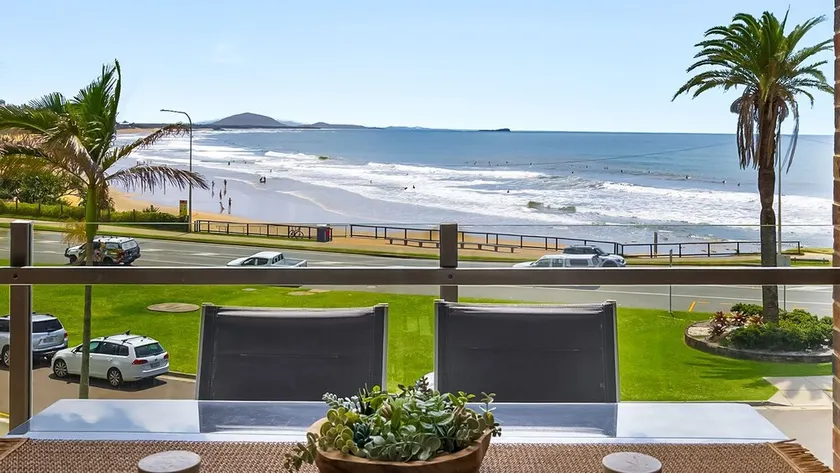 Beachfront 2 bedroom apartment, air conditioning + balcony - Image 1