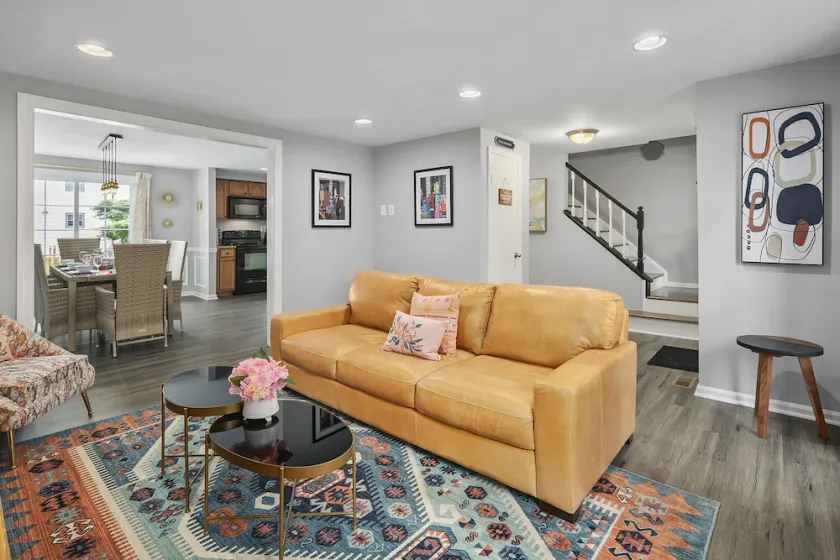 NEW Large 3 story townhome Private Self checkin Pet Friendly - Image 1