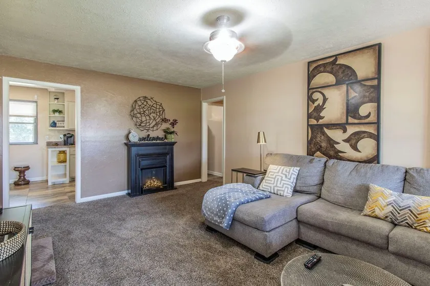 Spacious 3-Bedroom Home - Pet Friendly with Fenced Backyard - Image 1