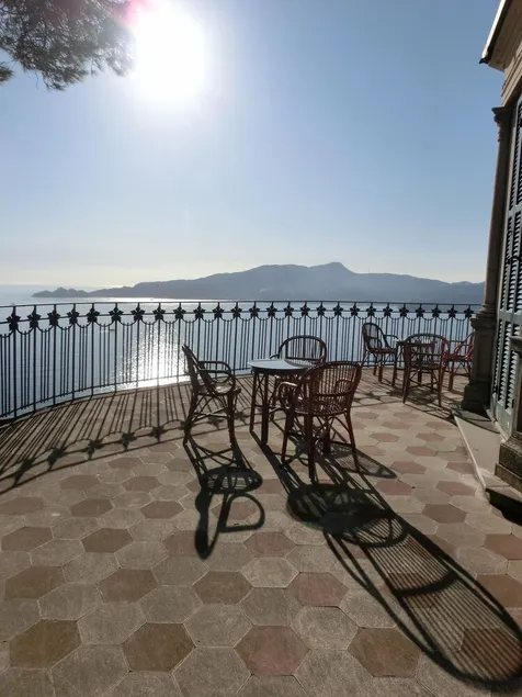 Villa costruita nel 1888 con vista sul mare e giardino, soffitti affrescati. - Image 1
