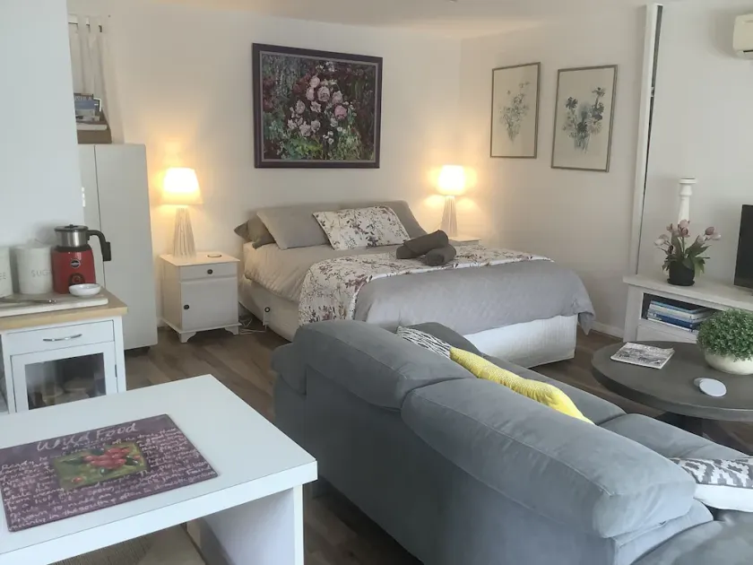 Pet friendly self contained accommodation set in  a private garden - Image 1