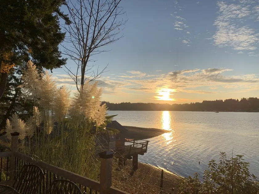 Western facing waterfront property - kids and pets welcome! - Image 1