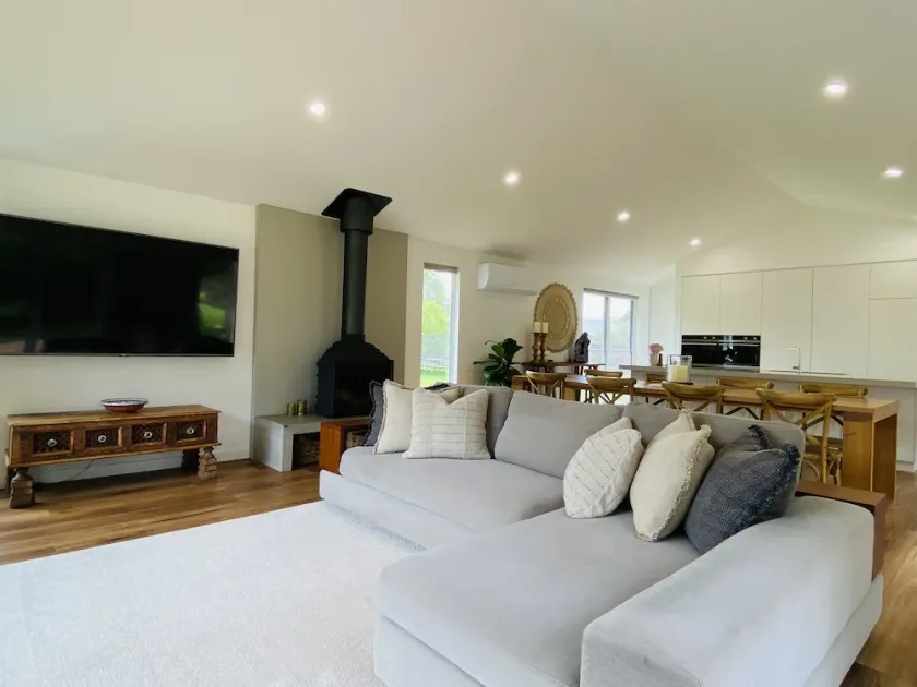 One Acre Retreat Silverleaves Phillip Island Walk to Beach & Cowes - Image 1