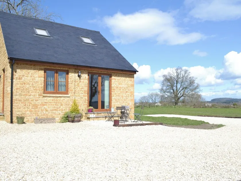 2 bedroom accommodation in Chard - Image 1