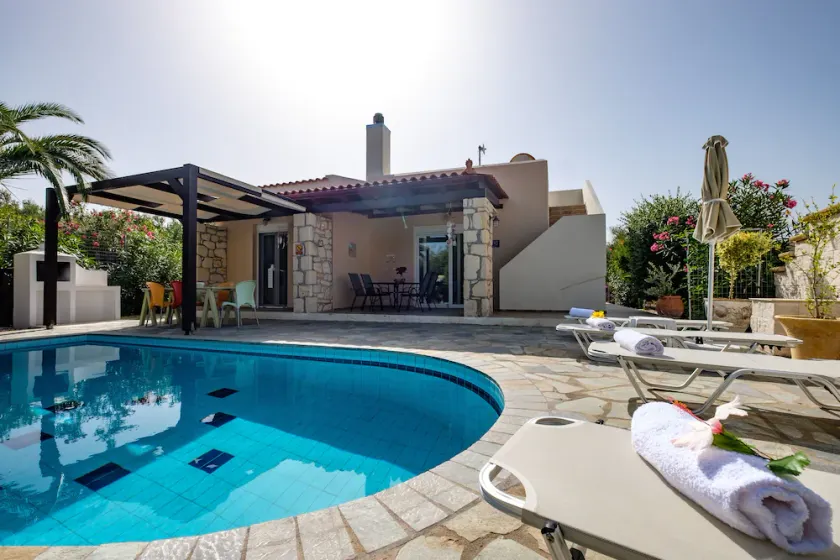 Beautiful, attractively furnished villa with private pool - Image 1