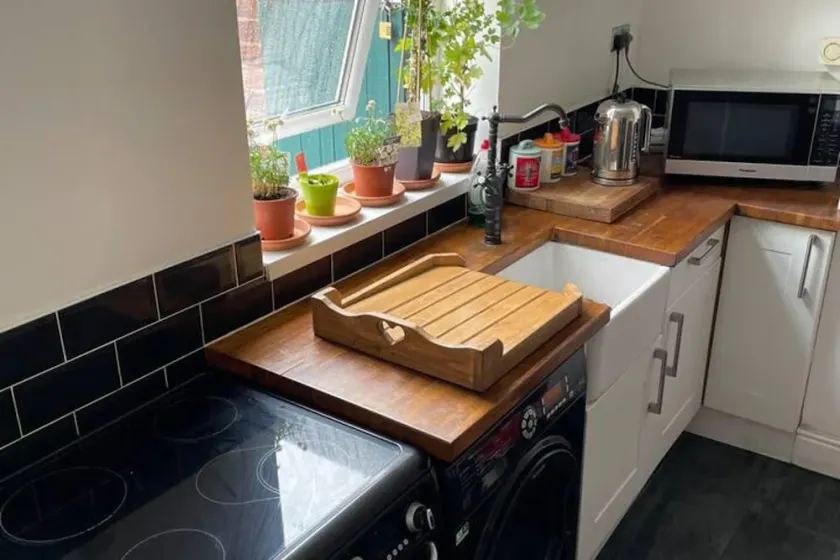 2-bed House in Chesterfield Free Parking Garden - Image 1