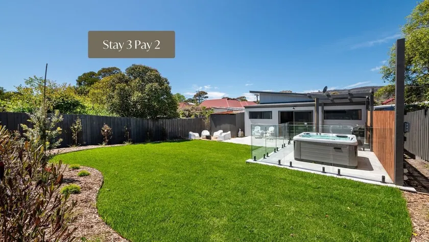 Kennington Beach Getaway with Spa - Image 1