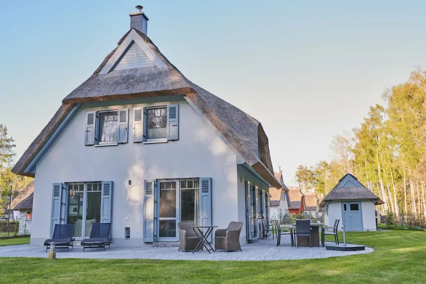 Casa da sogno da sogno sotto il tetto di paglia per le massime esigenze a Glowe su Rügen - Image 1