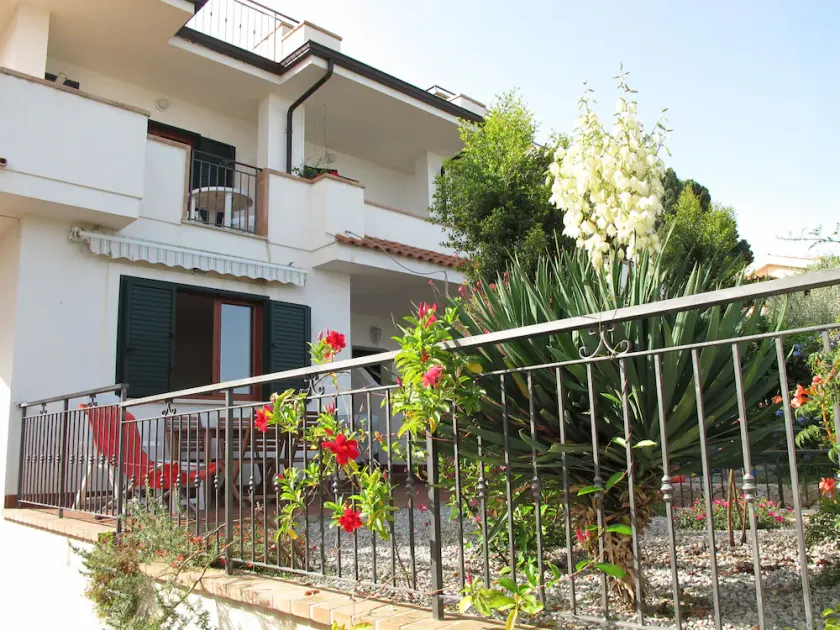Casa Margherita 2 - parhus med privat trädgård och havsutsikt - Image 1