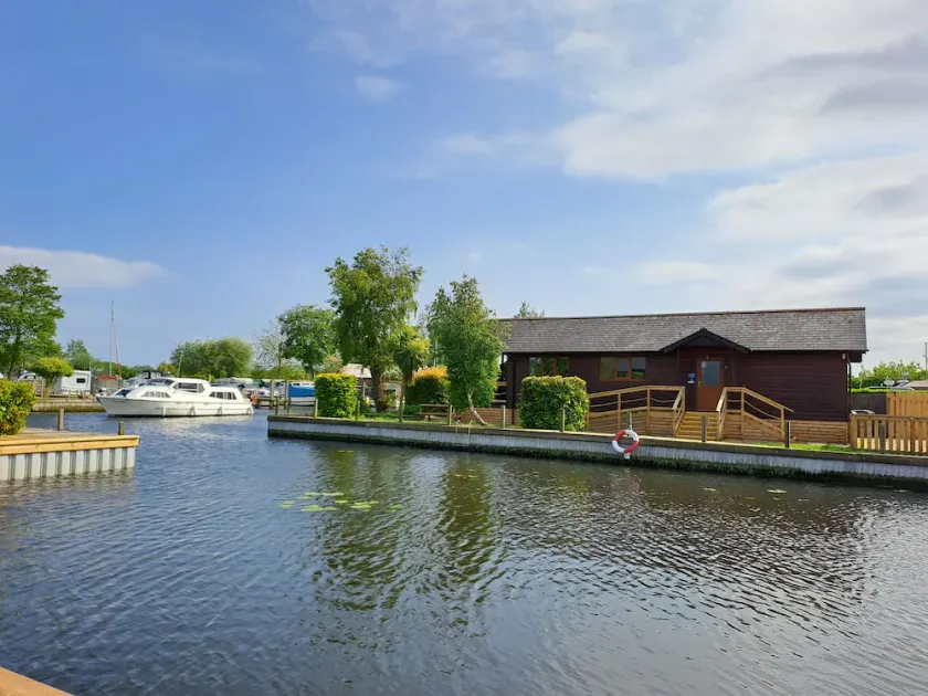 Waterside River Retreat - sleeps 6 guests in 3 bedrooms - Image 1