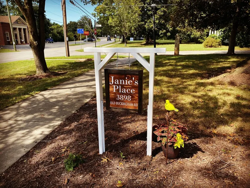 In the Village Of Powhatan- walking distance to owners restaurant - Image 1