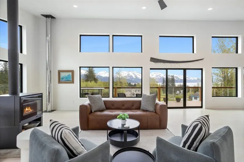 Alagnaq Inn: Panoramic Views, Modern Retreat - Image 1