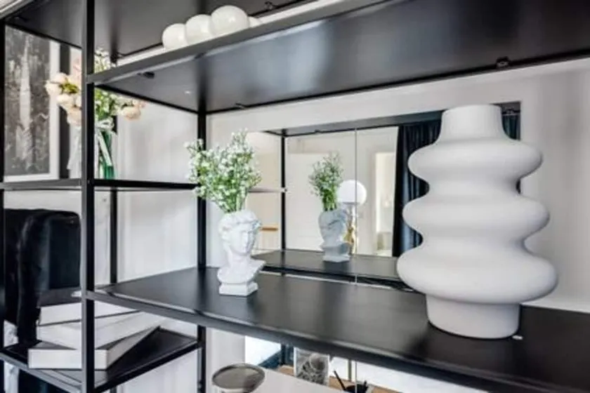 Stylish 4-BR House with 3 Ensuite & Free Parking - Image 1