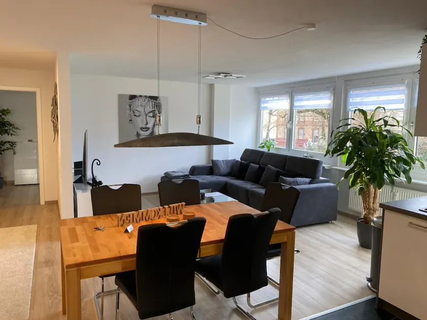 KL26: Modern 2 Bedroom Downtown Apartment - Image 1