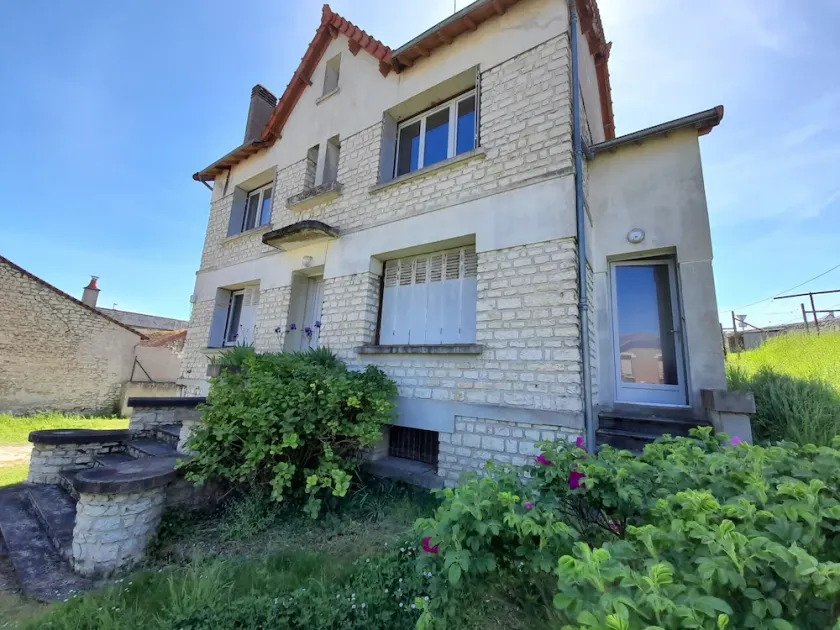 Charming T3 in La Roche-Posay Center with Garden, Garage, and Modern Amenities - Image 1