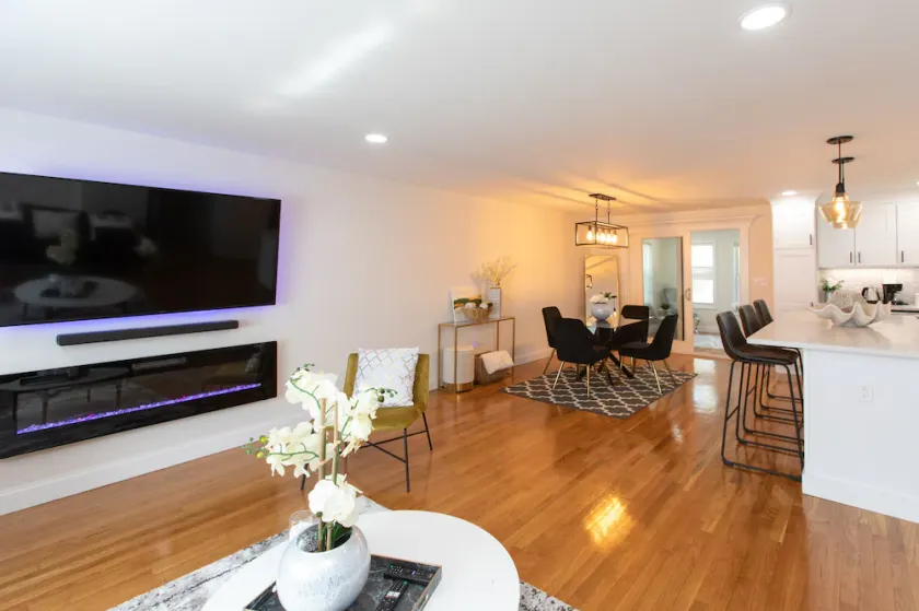 Spacious 4BR with Modern Amenities – Family-Friendly  - Image 1