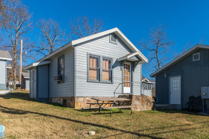 Cozy Cabin at Rockaway Rentals near Branson - Image 1