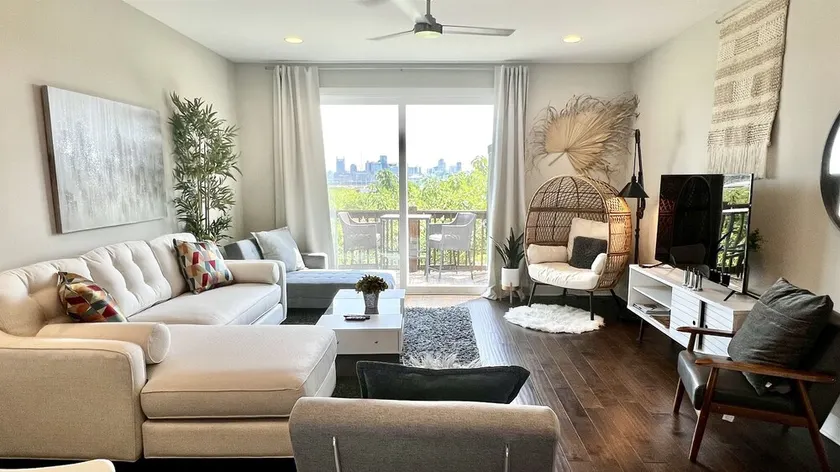 Skyline Views/3 Miles to Downtown/WeeklyDiscounts/Pet Friendly - Image 1