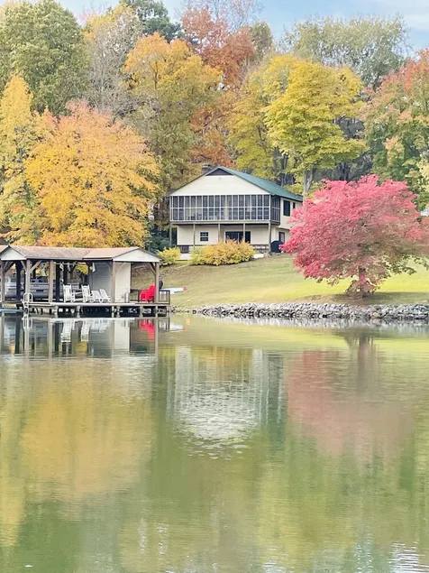 Lakefront 4bd-2ba; Deep water; Large Porch; Sleeps 14; Pet friendly - Image 1