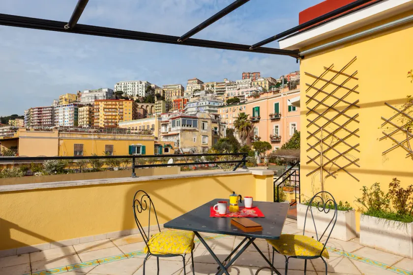 Bright Rooftop Apartment - Image 1
