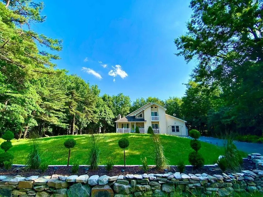 Intimate Getaway in  Heart of the Poconos W/Jacuzzy! - Image 1