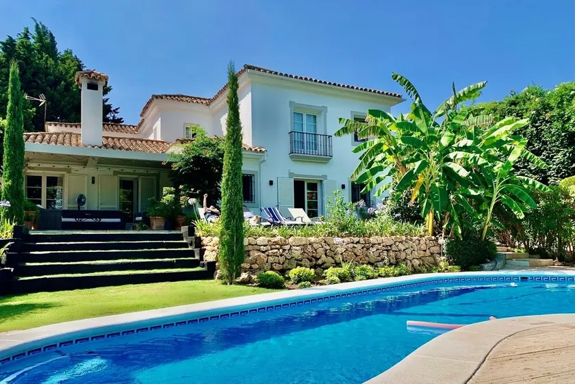 Atemberaubende Luxusvilla - großer Pool, sehr private Gärten und 4 wunderschöne Schlafzimmer! - Image 1