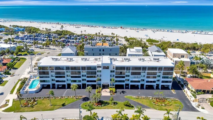 Luxurious Living Steps to Lido Beach & Walking Distance to St. Armands Circle - Image 1