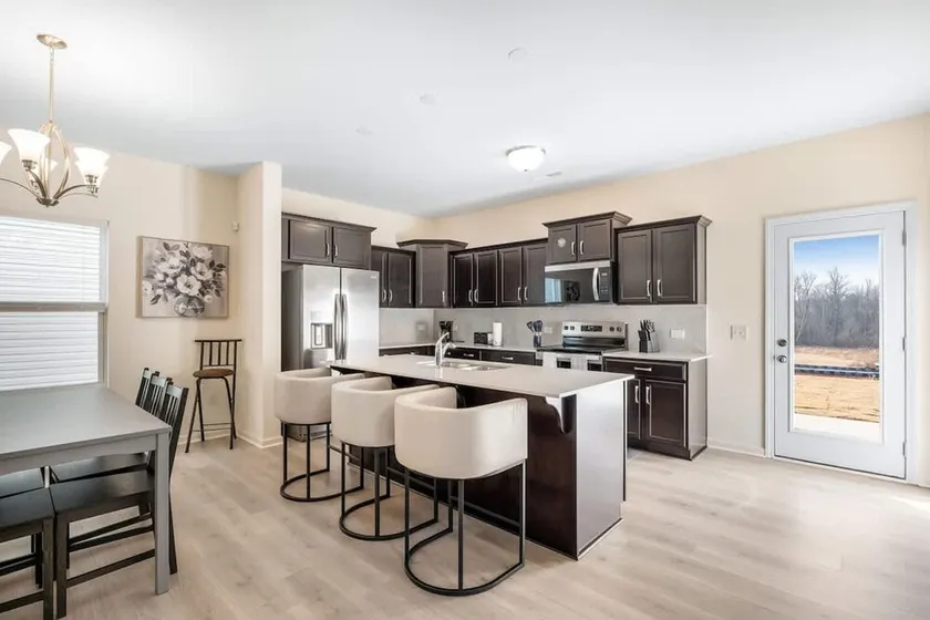 5BR Modern Comfort Spacious Home - Image 1
