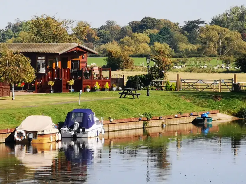 Riverside Wooden Lodge, Stratford-upon-Avon - Image 1
