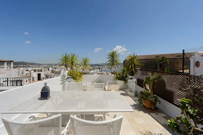 Ferienwohnung 'Dalt Vila' mit Meerblick, WLAN und Klimaanlage - Image 1