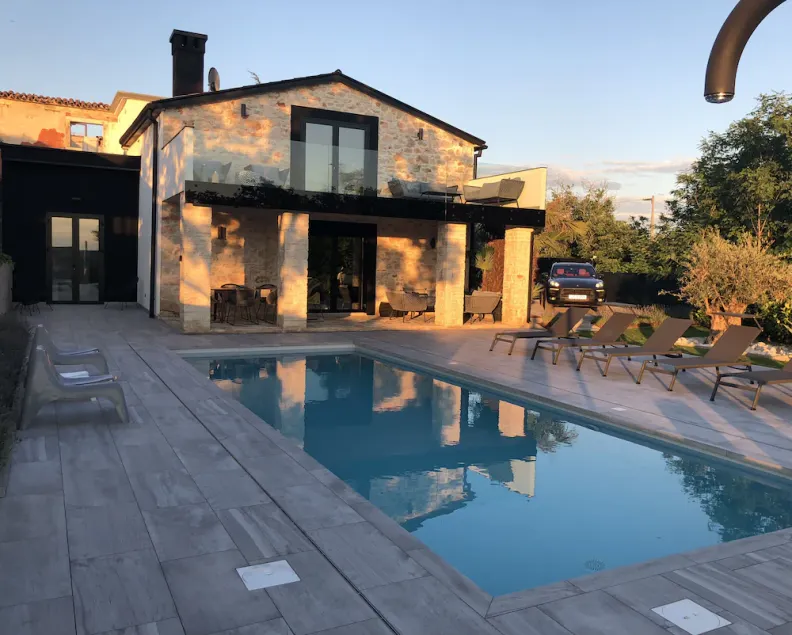 Villa de piedra de lujo, piscina privada, vistas al mar, amplias terrazas y jardín - Image 1