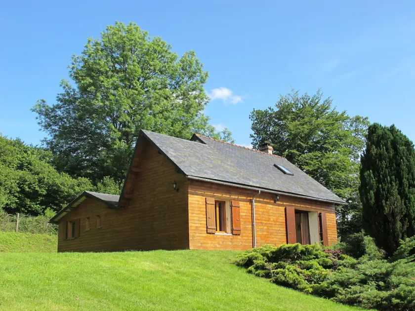 Wooden house with birdsong on a quiet property where you can fish for free - Image 1