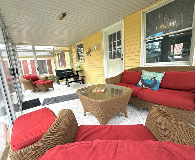 The Lilly Pad: Big fenced in yard, close to beaches, kayaking and more! - Image 1