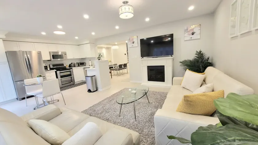 ★ Beautiful 3 Bedroom Home - Parking, Wi-fi, near Hwy 401, 6 Beds available - Image 1