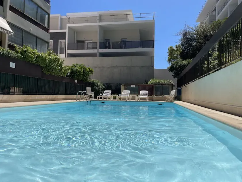 Large 2-room apartment with terrace and pool - Image 1