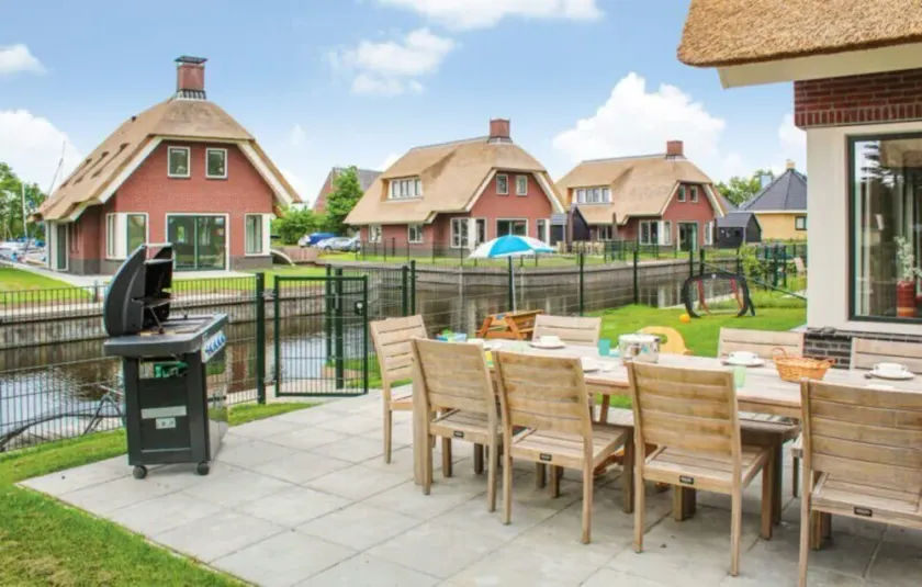 Grutte Pier is a 10 person , child friendly water villa. - Image 1
