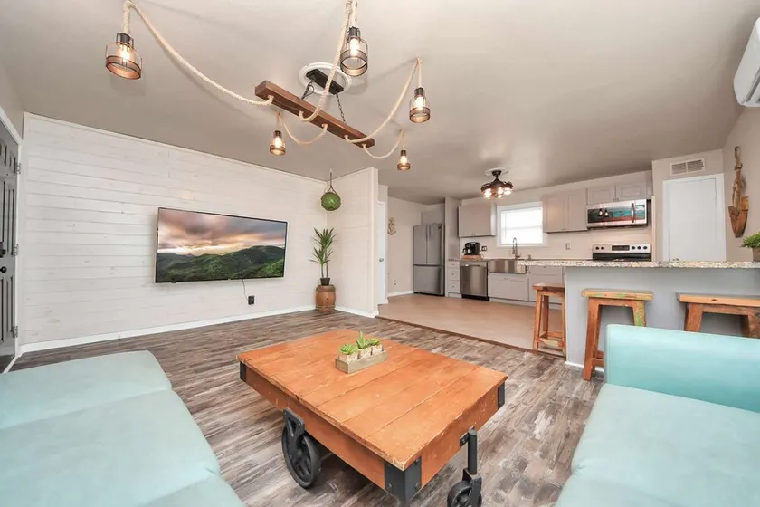 Pet-Friendly Island Loft near Beach & Nightlife - Image 1