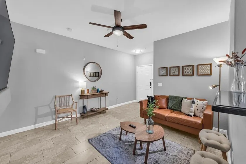 Bohemian vibe* Resort style 3 bed 2 bath condo* FREE Wifi and assigned parking - Image 1