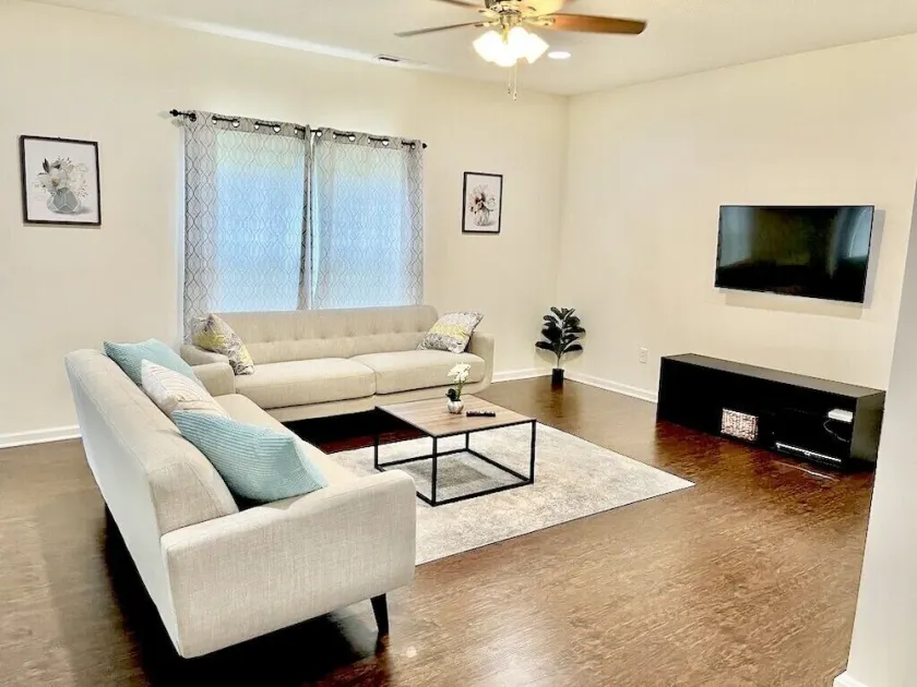 Spacious and clean home with 4 Bedrooms and 2 baths in a safe neighborhood - Image 1