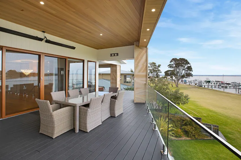 Lake King Lakehouse: Enjoy your evenings, overlooking the McMillan Strait - Image 1