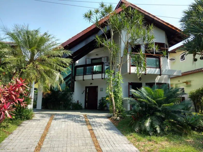 Confort, sécurité et beaucoup de loisirs! Maison avec piscine - Cond. Hanga Roa - Bertioga - Image 1