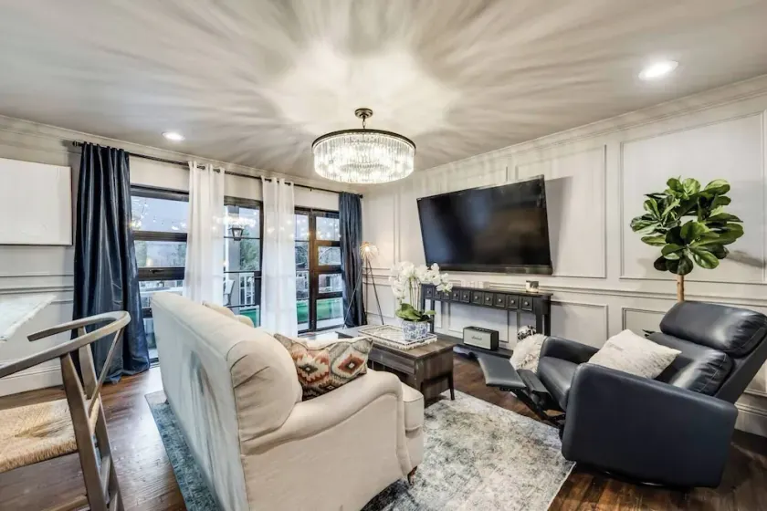 Spacious 1-Bedroom Dallas condo minutes from downtown, designed to Marriott Gold Standards and featuring the Pod Pro smart bed for peak comfort - Image 1